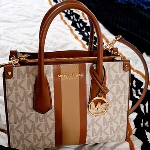 Michael Kors Medium Signature Logo